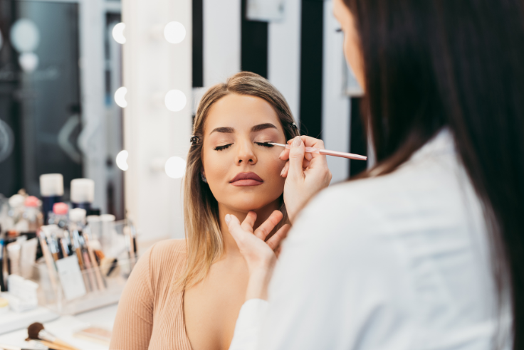 Franchises esthétique maquilleur : coûts, apport et rentabilité